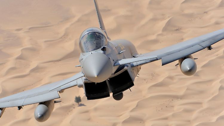 Ein Eurofighter über der Wüste bei Dubai: Die Schuldenkrise trifft Rüstungskonzerne hart.