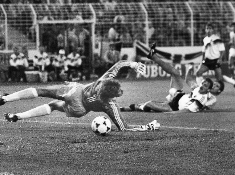 Marco van Basten windet sich um Jürgen Kohler und schießt Holland ins EM-Finale. 1988 war das, in Hamburg.