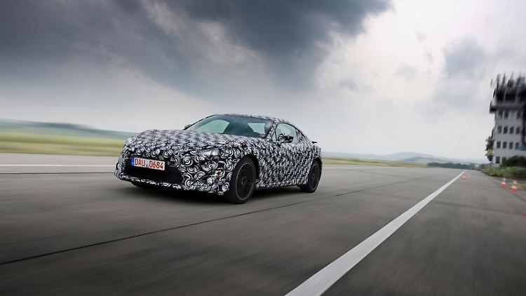 Letzte Testfahrten im Tarnkleid: Toyota hat die Sportwagenstudie FT-86 zur Serienreife gebracht.