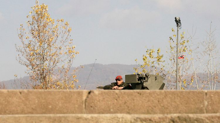 Ein österreichischer KFOR-Soldat in der geteilten Stadt Mitrovica.