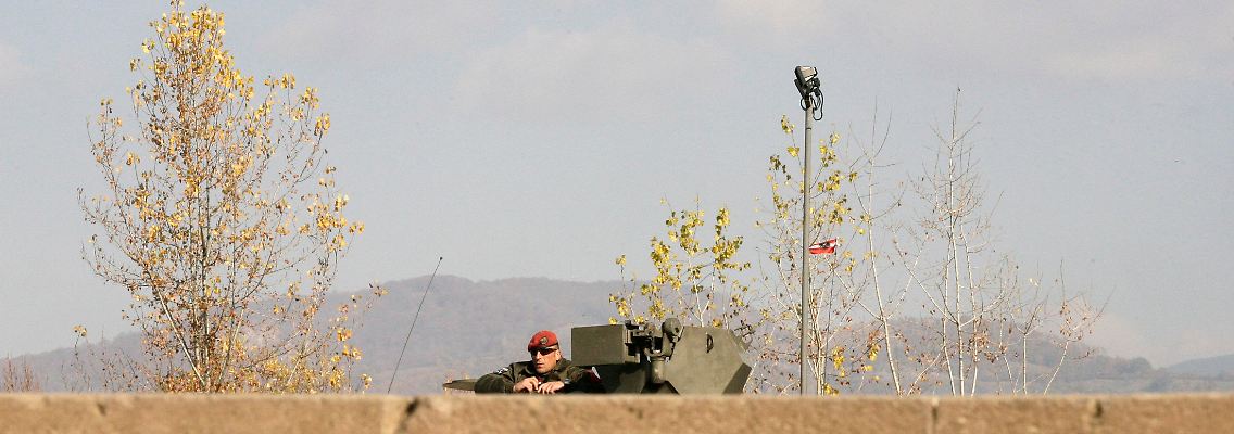 Ein österreichischer KFOR-Soldat in der geteilten Stadt Mitrovica.