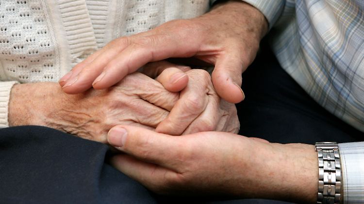 Anspruch auf Pflegezeit besteht nur in Betrieben mit mehr als 15 Beschäftigten.