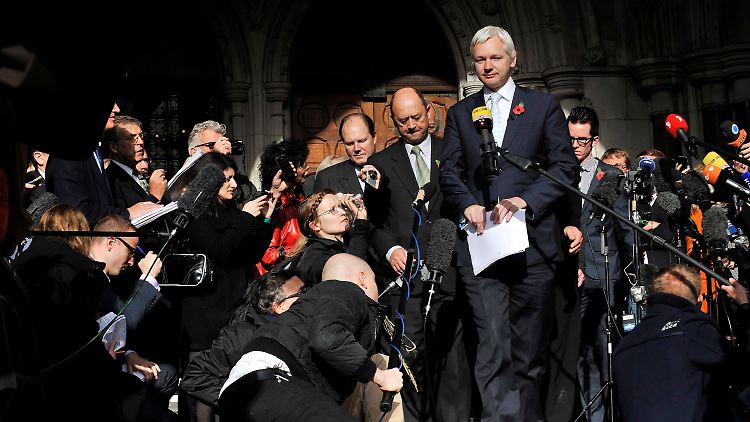 Assange (M) vor dem Londoner High Court.