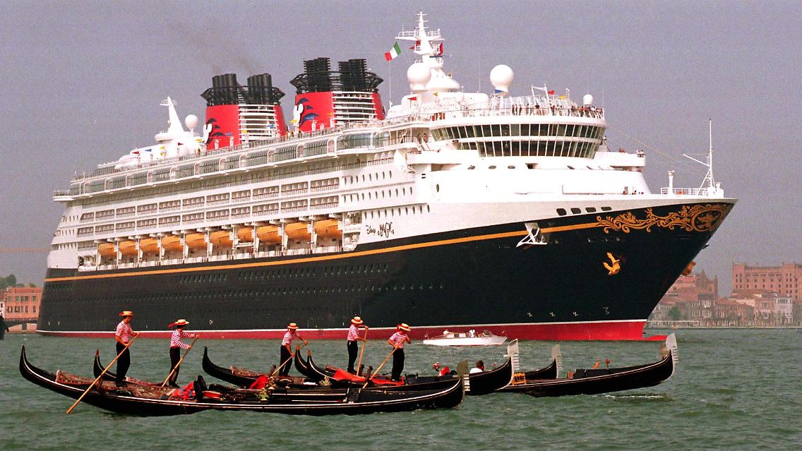 Die "Disney Magic" wurde in Venedig gebaut und bei ihrer ersten Fahrt am 1. Jui 1998 von Gondolieri verabschiedet.