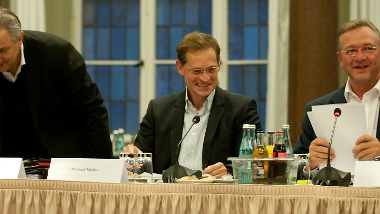 Platz nehmen zur finalen Verhandlungsrunde: der Regierende Bürgermeister Klaus Wowereit, SPD-Landesvorsitzender Michael Müller und CDU-Landeschef Frank Henkel.