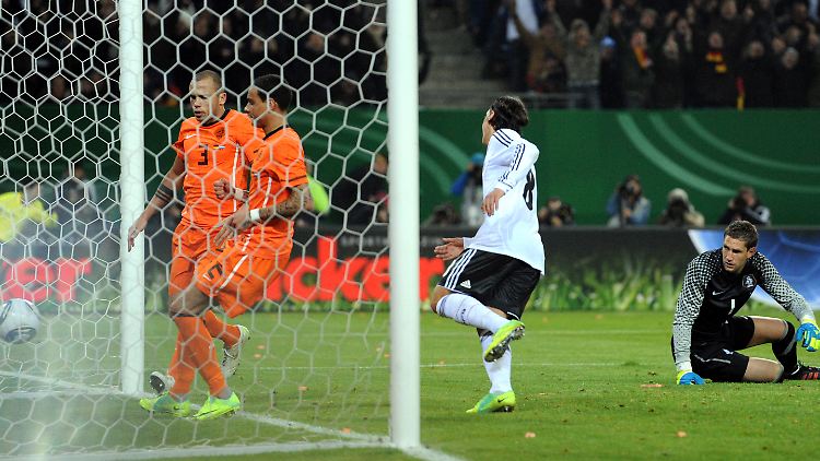 Tanz ins Tor: Mesut Özil setzte nach doppeltem Doppelpass mit Thomas Müller und Miroslav Klose den Schlusspunkt gegen die Niederlande.