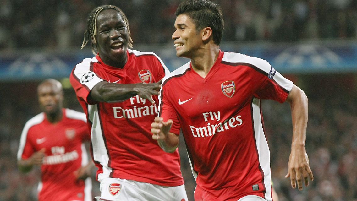 Arsenal's Eduardo, rechts, feiert mit Bacary Sagna sein Elfmetertor gegen Celtic