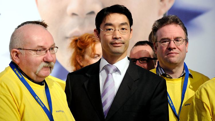 Rösler lässt sich auf dem Bundesparteitag mit Helfern fotografieren.