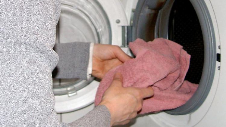 Verschmutzte Mikrofaserputztücher gehören in die Waschmaschine, aber ohne den Zusatz von Weichspülern.