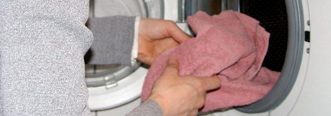 Verschmutzte Mikrofaserputztücher gehören in die Waschmaschine, aber ohne den Zusatz von Weichspülern.