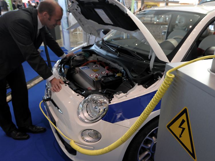 Ein weiterer wichtiger Punkt wird bei der Diskussion um die Elektromobilität oft vergessen: Serienautos würden für die meisten Menschen zu teuer sein.