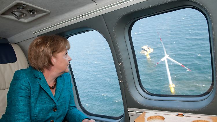 Bundeskanzlerin Angela Merkel am 2. Mai beim Flug über den Windpark "Baltic 1".