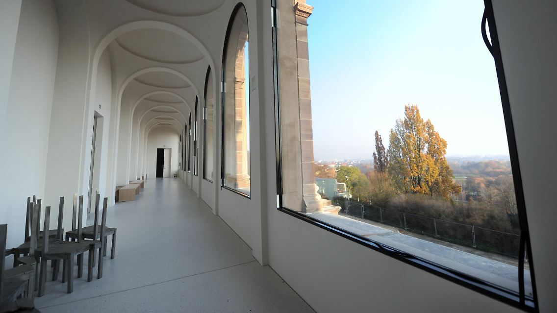 Von der Loggia der Neuen Galerie in Kassel fällt der Blick in Richtung Karlsaue. Links steht die Arbeit "Thou-Less", eine neunteilige Stuhlgruppe aus Stahl der kolumbianischen documenta-Künstlerin Doris Salcedo.