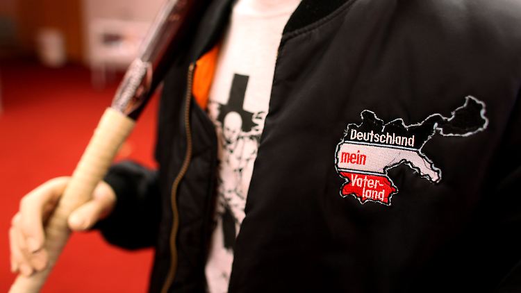 Die Bekleidung eines Rechtsextremen, zu sehen im April 2010 im Bundesamt für Verfassungsschutz.