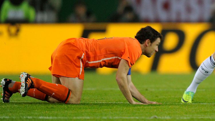 Mark van Bommel versucht, dem deutschen Angriffswirbel zu trotzen.