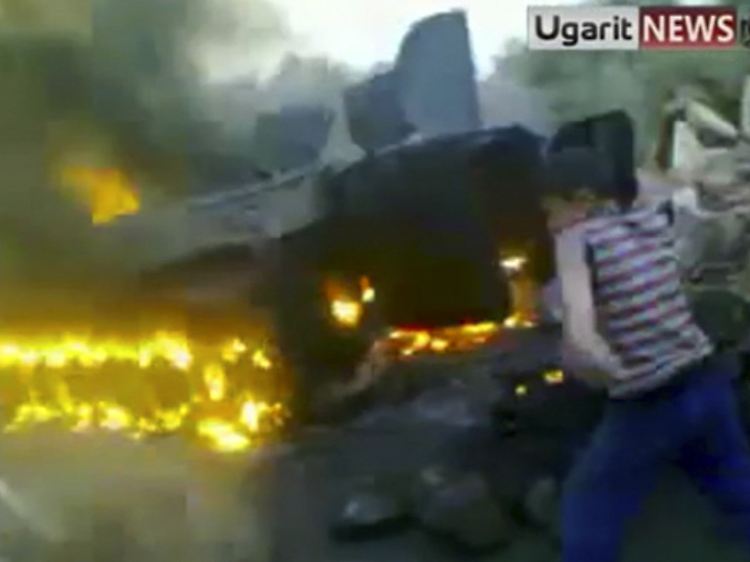 Am Montag ging dieser syrische Panzer in Daraa in Flammen auf.