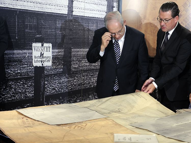 "Bild"-Chefredakteur Diekmann übergab Netanjahu Originalpläne des Konzentrationslagers Auschwitz.