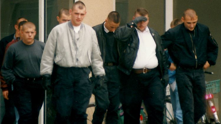 Uwe Bönhardt (4.v.l.) und Uwe Mundlos (r.) mit Gesinnungsgenossen in den 1990er Jahren.