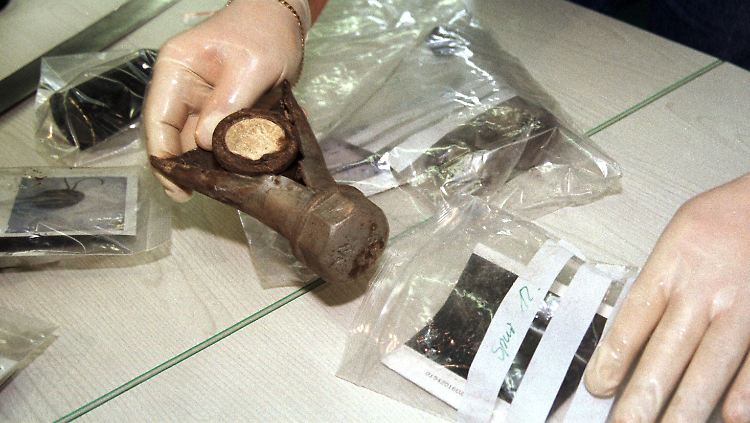Material aus der 1998 ausgehobenen Bombenwerkstatt des Trios.