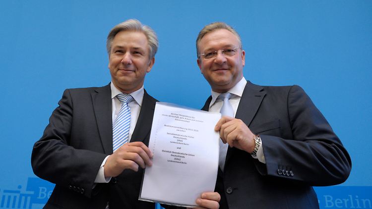 Klaus Wowereit und Frank Henkel mit den gesammelten Zielen von Rot-Schwarz.