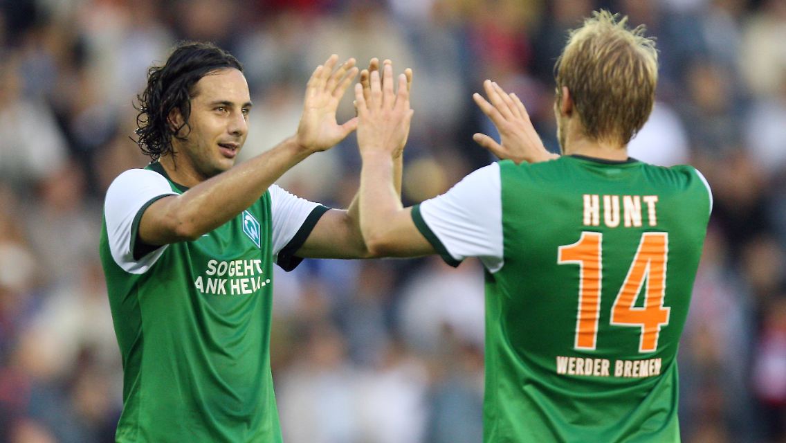 Erfolgreicher Torjäger, wieder einmal: Bremens Claudio Pizarro (r) lässt sich zum 2:0 gratulieren. Von wem? Steht drauf.