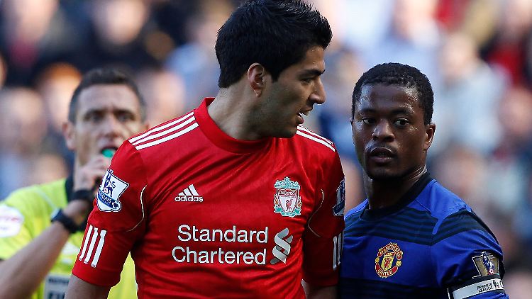 Luis Suarez im Zwiegespräch mit Patrice Evra. Die Wortwahl des Uruguayers war offenbar nicht durchgehend politisch korrekt.