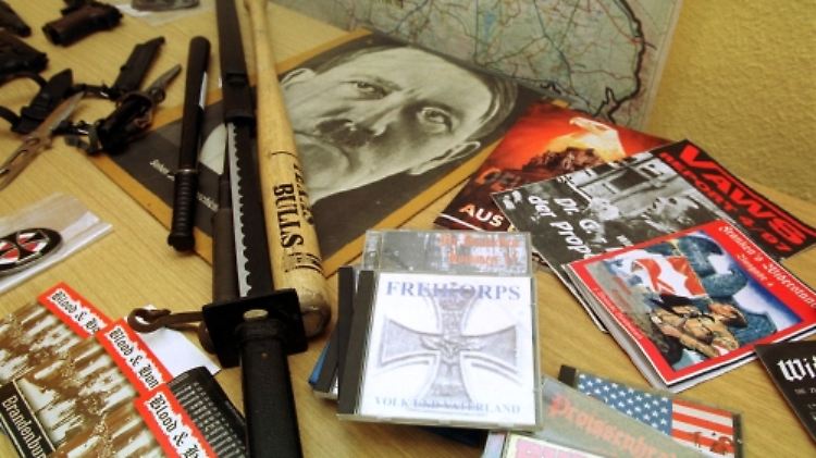 Nazi-Propagandamaterial und Waffen findet die Polizei nach einem Einsatz gegen Neonazis in Brandenburg.