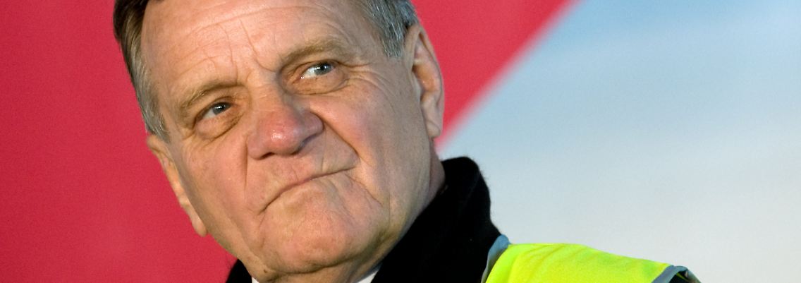 Hartmut Mehdorn hat die Arbeitskluft angezogen. Er will Air Berlin wieder auf Vordermann bringen.