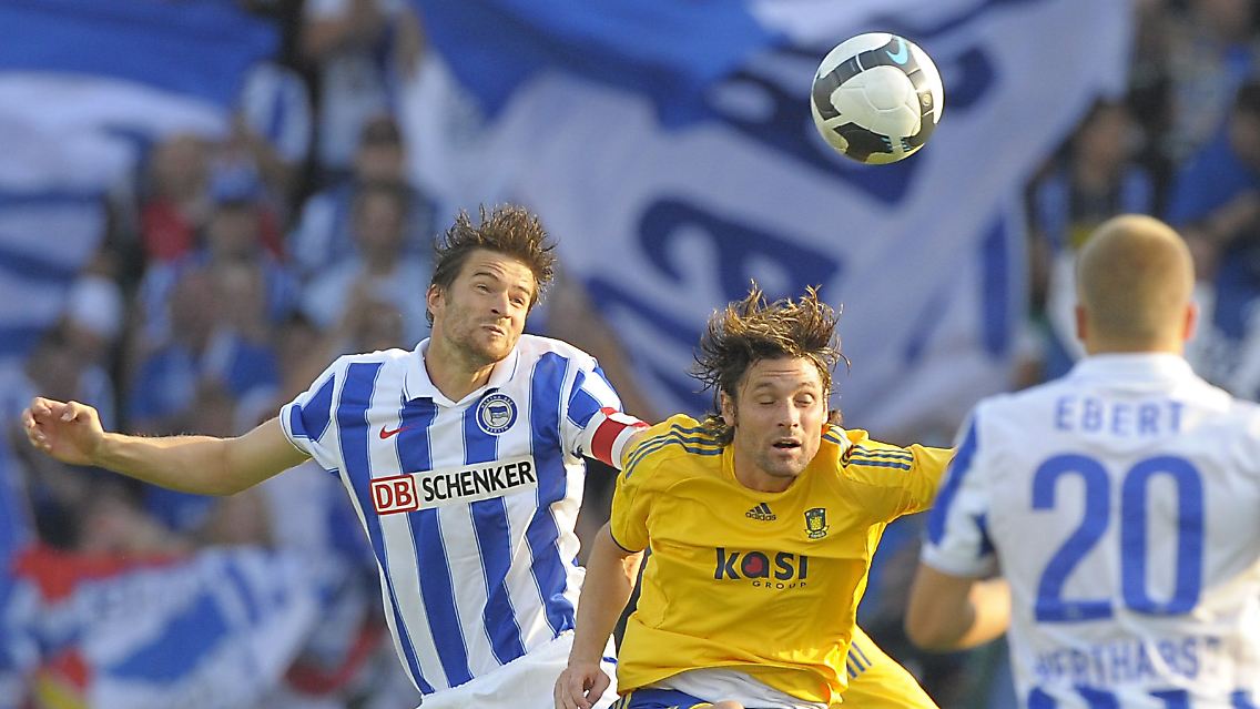 Der Berliner Arne Friedrich (l) im Kopfballduell mit dem Kopenhagener Max von Schlebrügge.