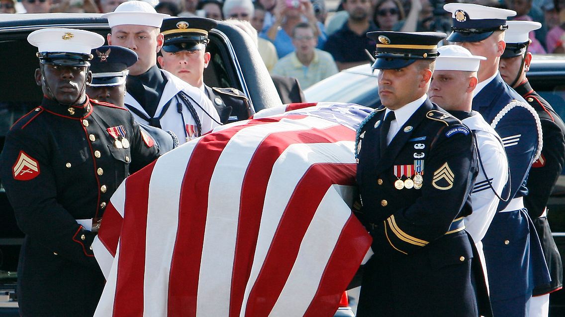Abschied von einem großen Politiker: Eine Ehrengarde der US-Armee trägt Kennedys Sarg.