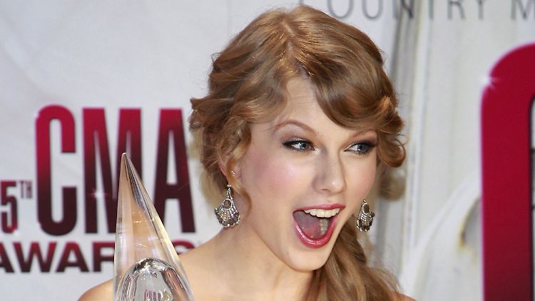Taylor Swift bekommt am 9. November 2011 zum zweiten Mal den US-Country-Music-Award.