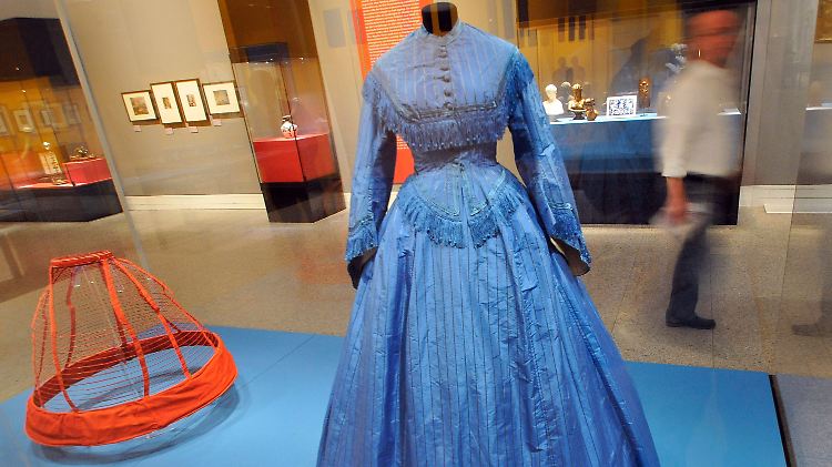 Kleid von 1862 und Reifrock in der Ausstellung "Art and Design for All - The Victoria and Albert Museum" in der Kunst- und Ausstellungshalle in Bonn.