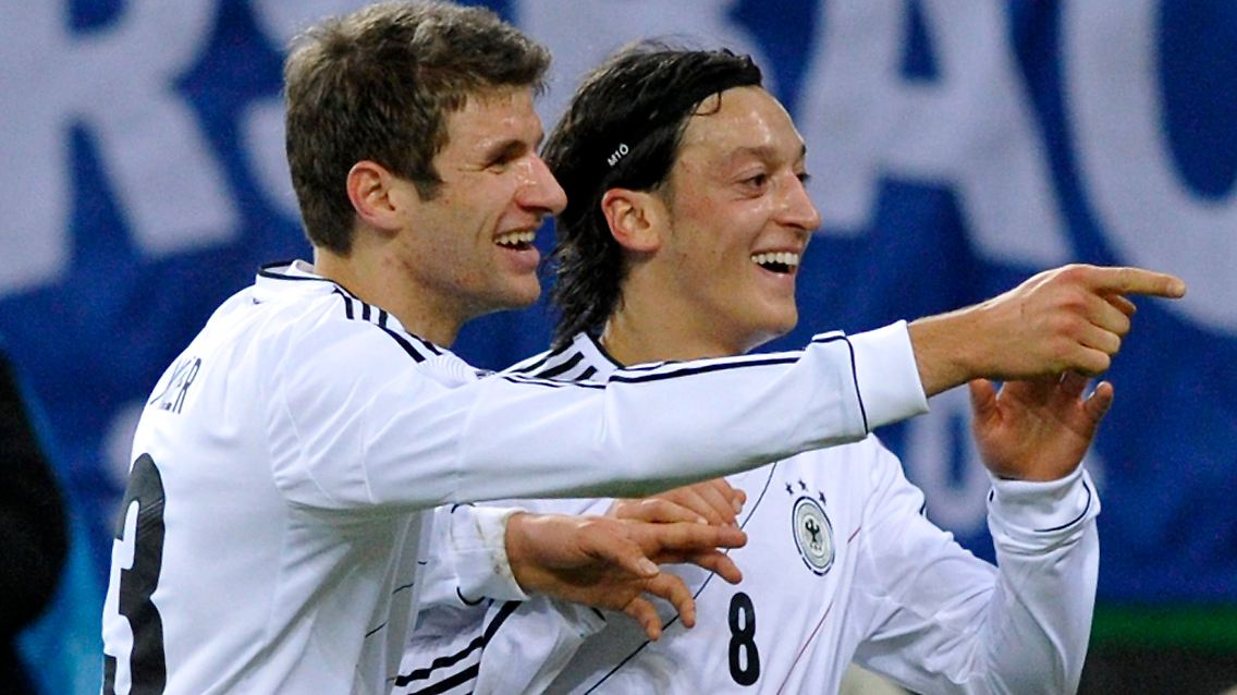Welch' eine Freude: Thomas Müller und Mesut Özil feiern wieder einmal ein Tor gegen die Niederlande.