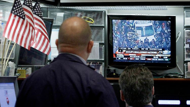 Trader verfolgen die Geschehnisse über das Fernsehen.