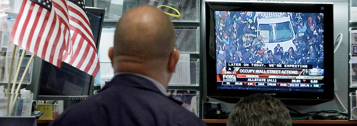 Trader verfolgen die Geschehnisse über das Fernsehen.
