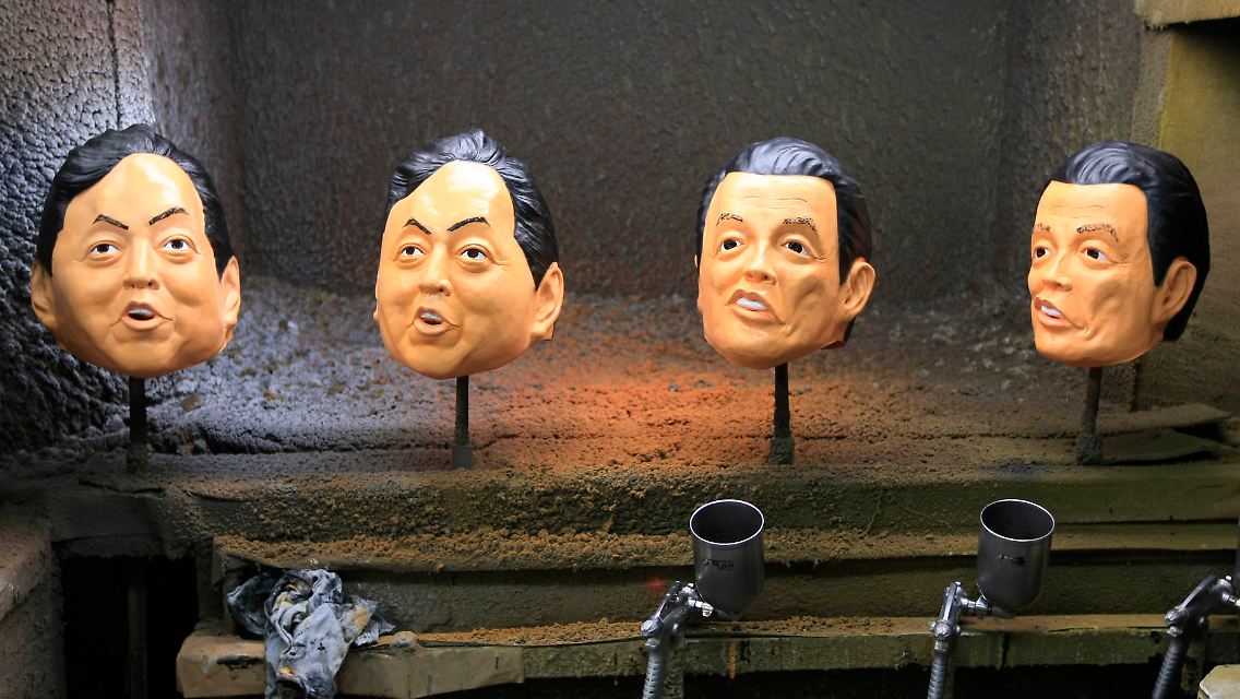 Die beiden Kontrahahenten als menschliche Masken: Oppositionsführer Yukio Hatoyama (zweimal links) und Regierungschef Taro Aso.