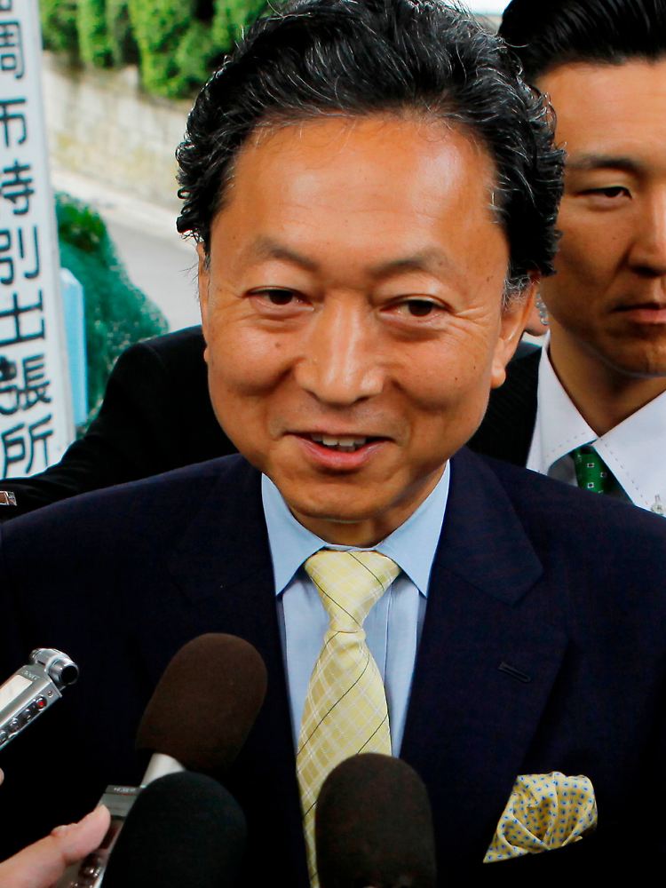 Hatoyama verspricht im Wahlkampf soziale Verbesserungen.