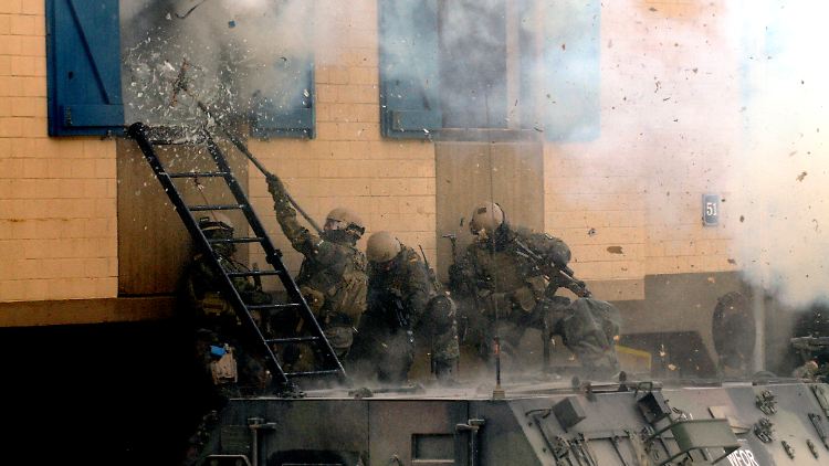 Schwere Waffen, Schüsse, Rauchschwaden: So möchte sich die Bundeswehr inszenieren (Archivbild einer KSK-Übung aus dem Jahr 2008).