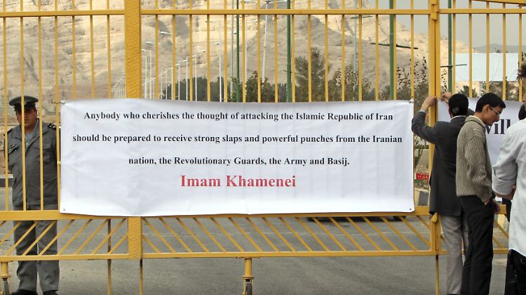 Iranische Studenten demonstrieren an der Atomanlage in Isfahan.