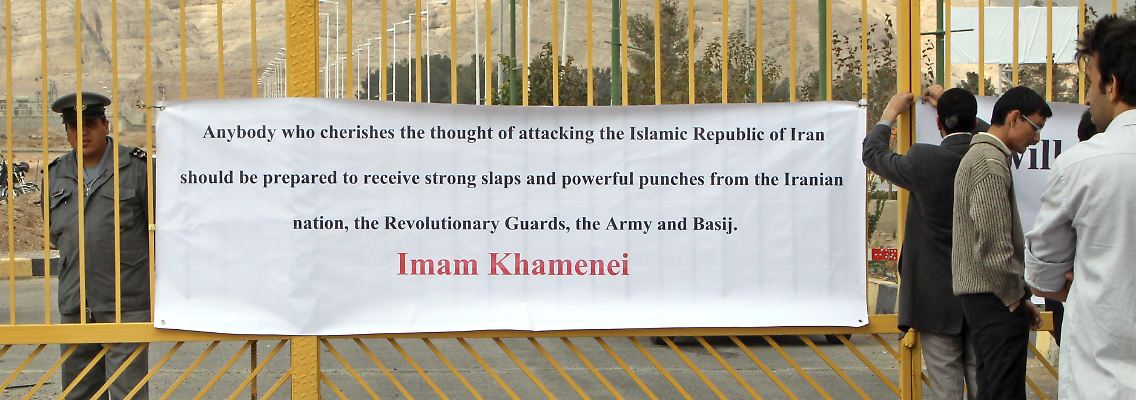 Iranische Studenten demonstrieren an der Atomanlage in Isfahan.