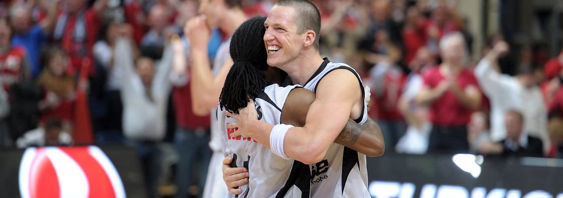 Sensation: Die Bamberger Julius Jenkins, links, und Casey Jacobsen feiern den Sieg über Panathinaikos.