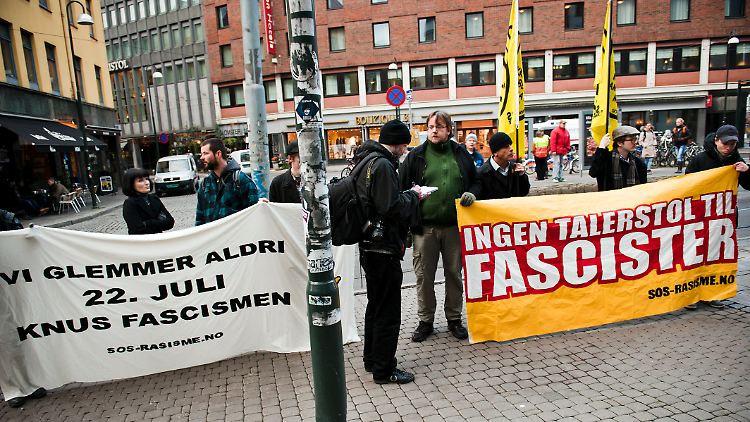Vor dem Osloer Gericht demonstrieren Menschen dagegen, Breivik ein Podium zu geben.
