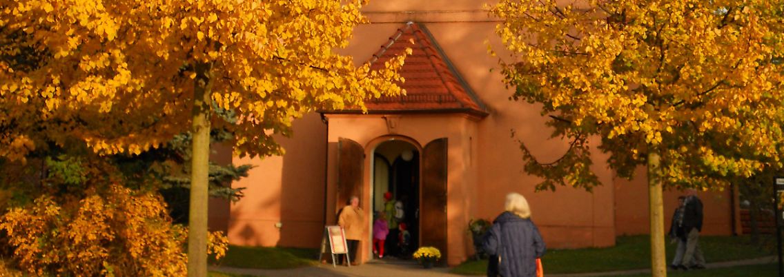 Die kleine evangelische Kirche ist der Mittelpunkt - am rechten Seiteneingang steht der Nachfolger des berühmten Birnbaums, der auf dem Grab des Herrn von Ribbeck auf Ribbeck im Havelland gewachsen sein soll.