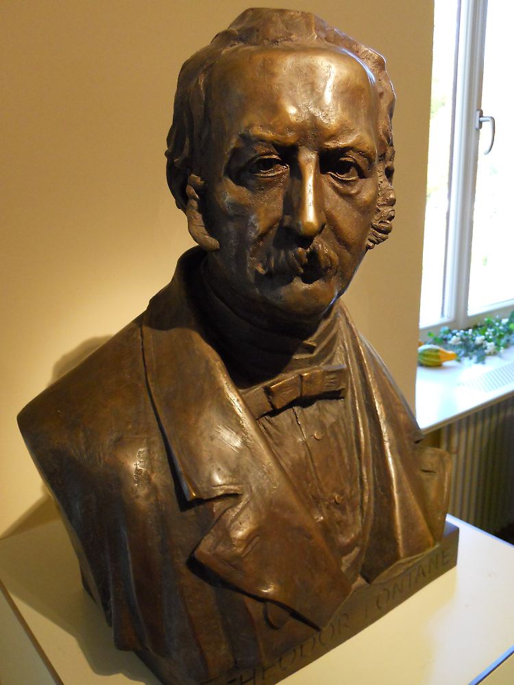 Die Büste des Meisters steht im Schloss: An den Dichter Theodor Fontane wird in Ribbeck an vielen Stellen erinnert.