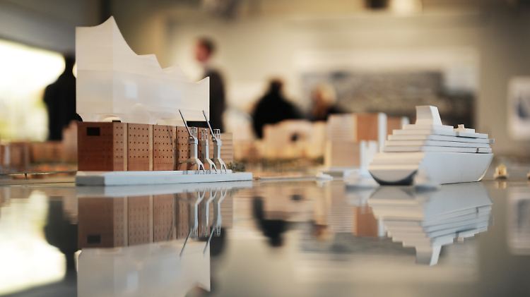 Ein Modell der Elbphilharmonie: Die Stadt Hamburg und Hochtief schieben sich gegenseitig die Schuld an der Bauzeitverlängerung zu und treffen nun vor Gericht aufeinander.