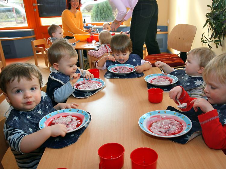Kinder sollten nach neuesten Erkenntnissen schon früh Lebensmittel angeboten bekommen, die Allergien ausläsen könnten.