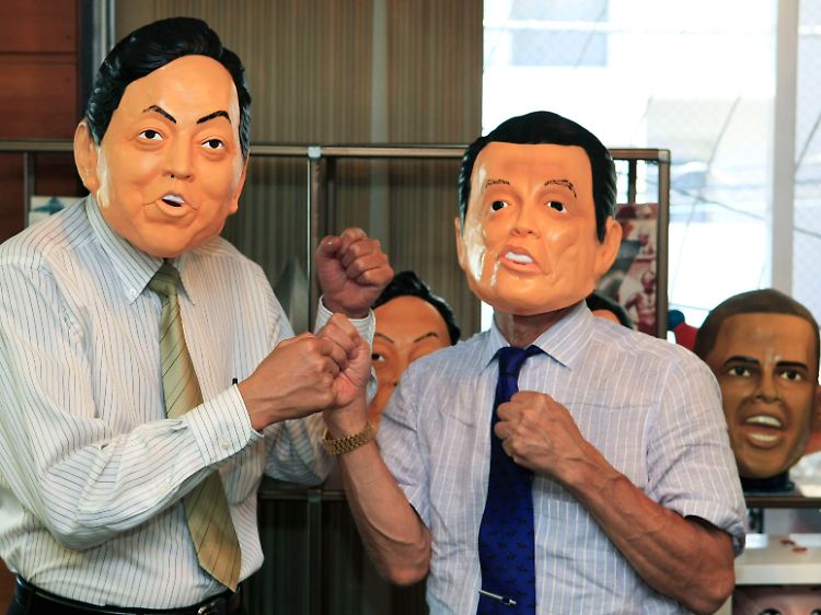 Die beiden Kontrahenten als Masken: Yukio Hatoyama (links) und Taro Aso.