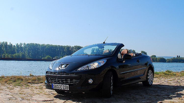 Neues Gesicht: Vor allem an der Fahrzeugfront hat Peugeot retuschiert. Das "große Maul" ist auch beim 207 CC angekommen.