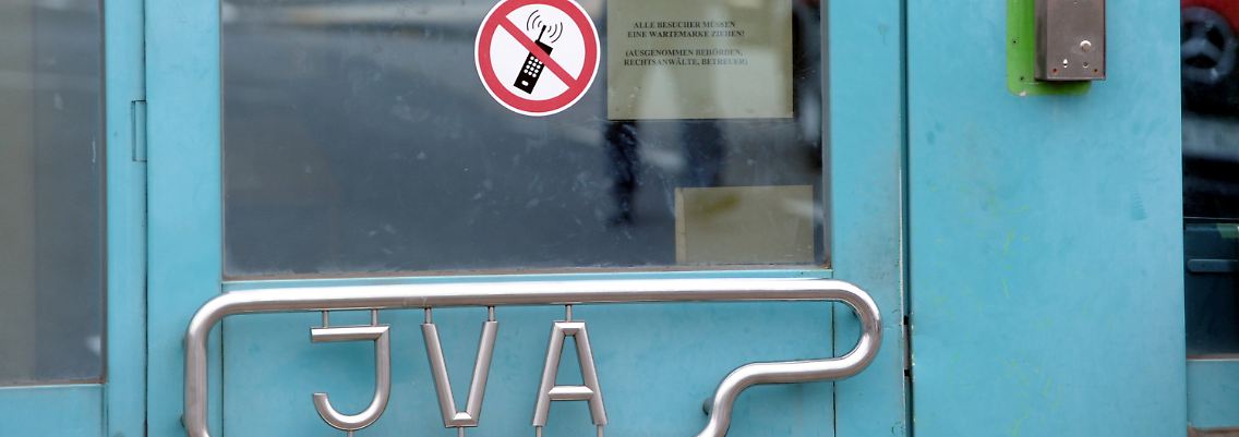 Zschäpe sitzt in der Justizvollzugsanstalt Ossendorf ein.