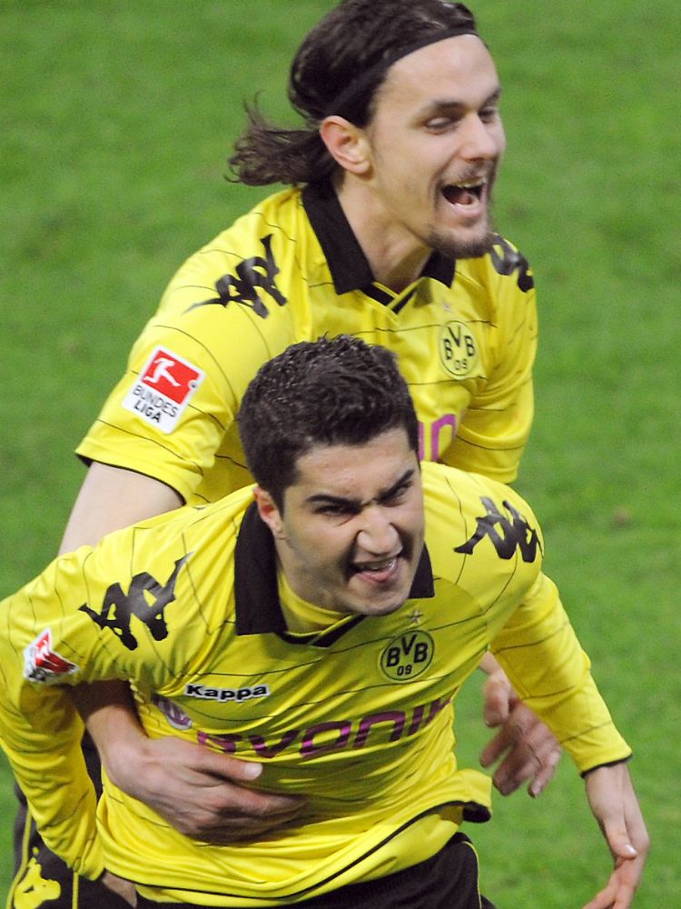 Triumph in München: Nuri Sahin hat soeben das 2:1 für den BVB erzielt, Neven Subotic feiert einfach mal mit.